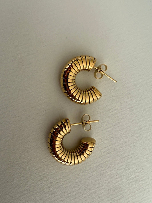 C - formade örhängen i rostfrittstål - Milone Jewelry