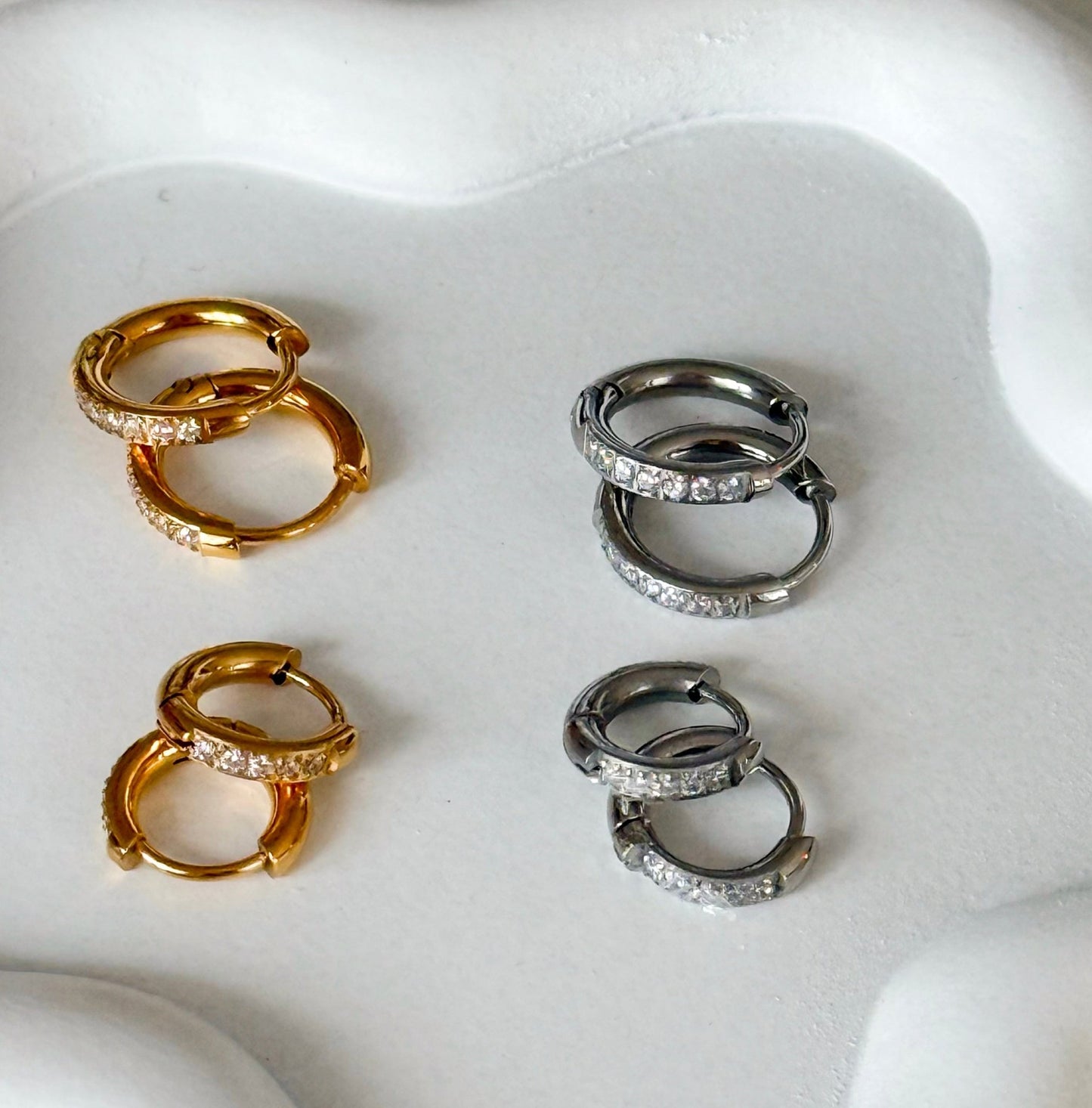 Hoops med stenar runda kanter - Set - Milone Jewelry