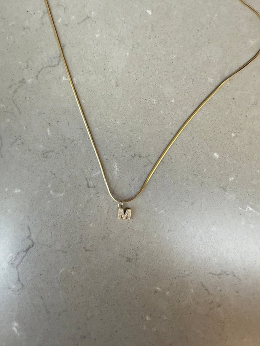Strassbokstav med ormlänkskedja - Milone Jewelry