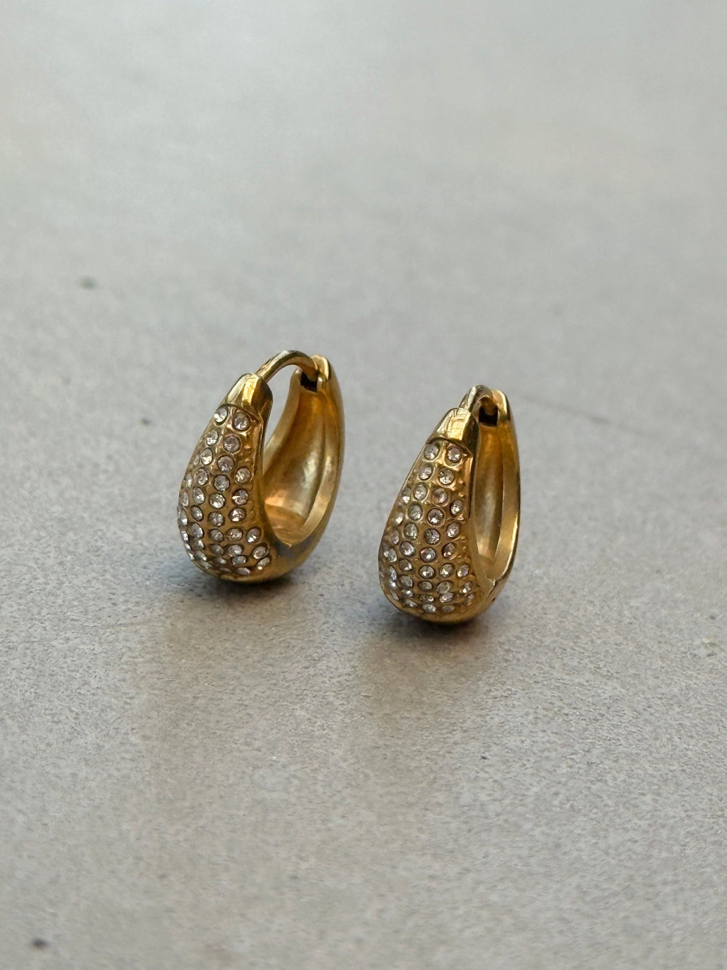 Bold Flow Hoops med strass - rostfrittstål - Milone Jewelry
