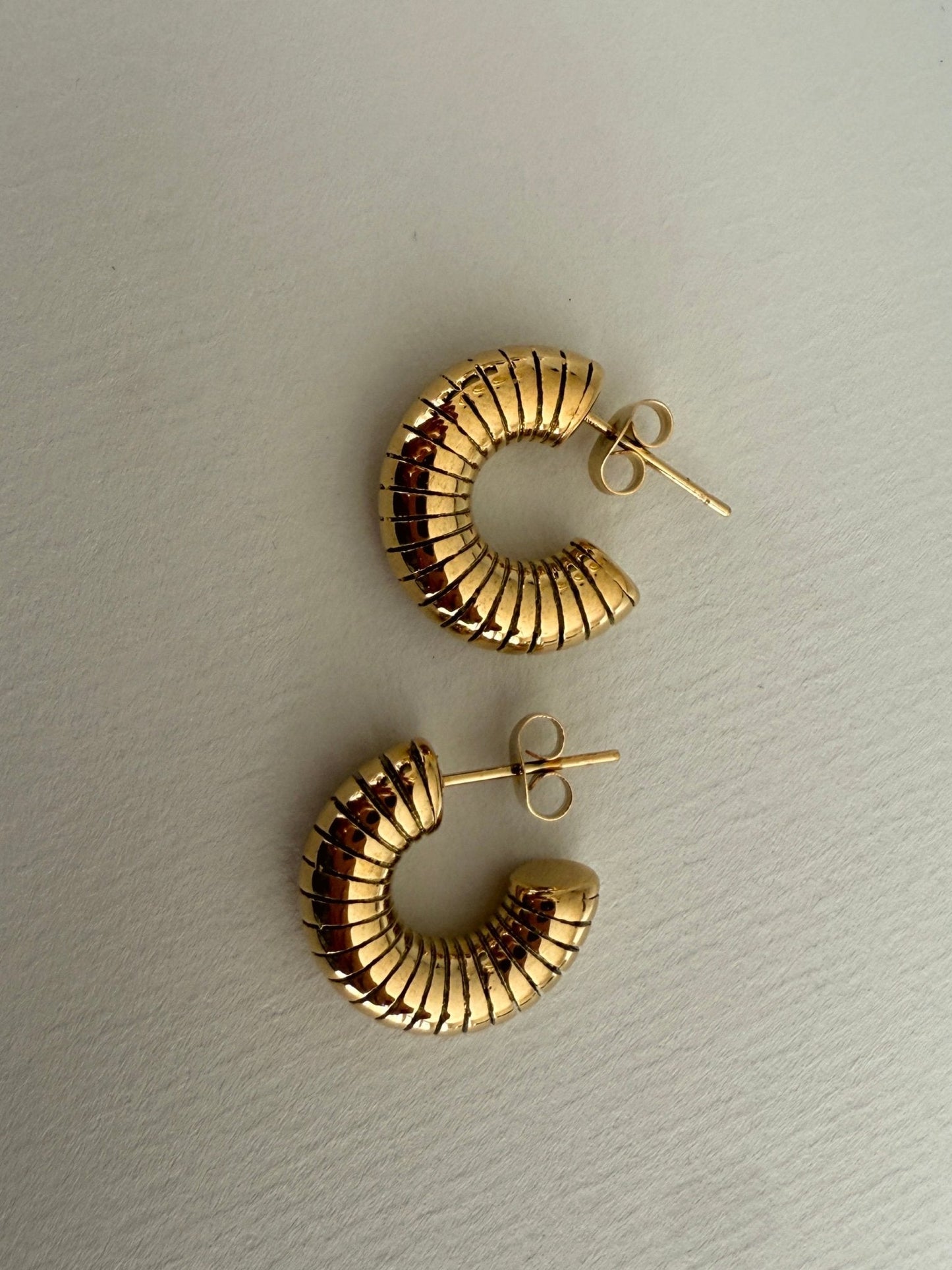 C - formade örhängen i rostfrittstål - Milone Jewelry