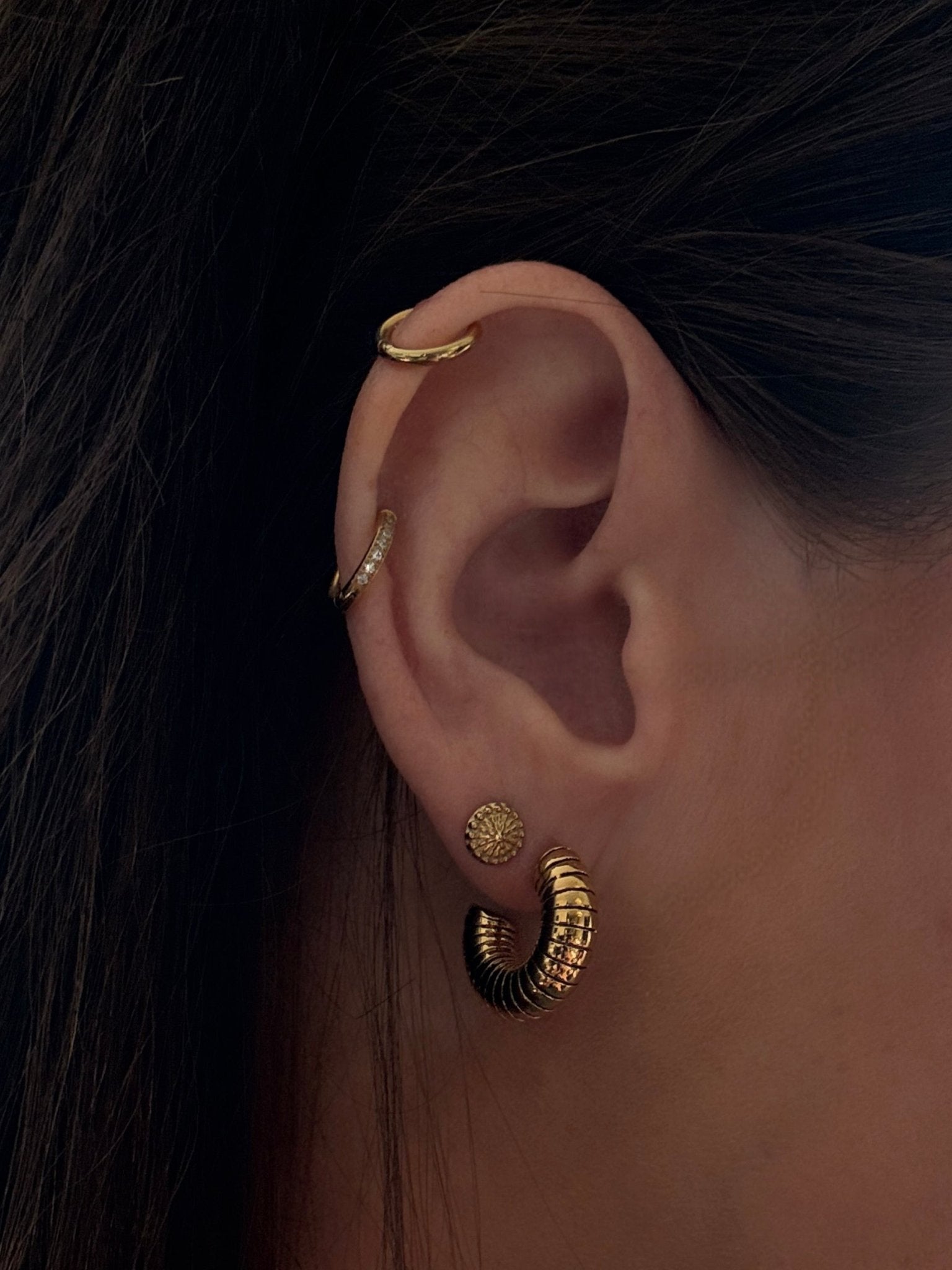 C - formade örhängen i rostfrittstål - Milone Jewelry