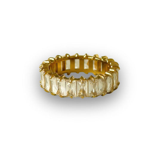 Guldring med Zirconstenar – Elegans och Glans i Perfekt Kombination ✨