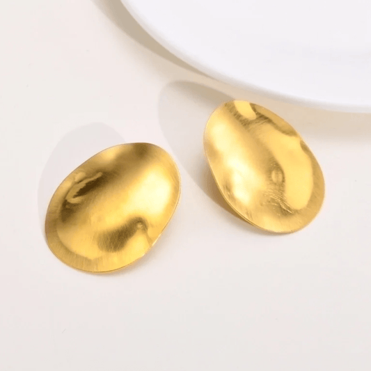 Ovala hamrade örhängen - Milone Jewelry