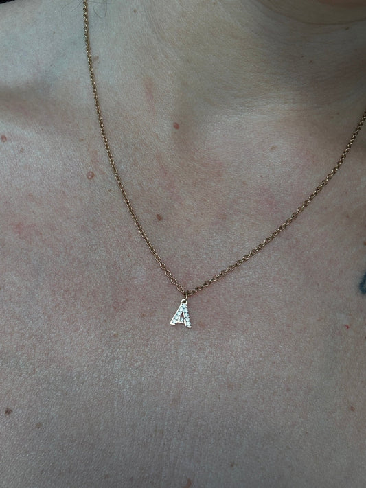 Strassbokstav med ärtlänkskedja - Milone Jewelry