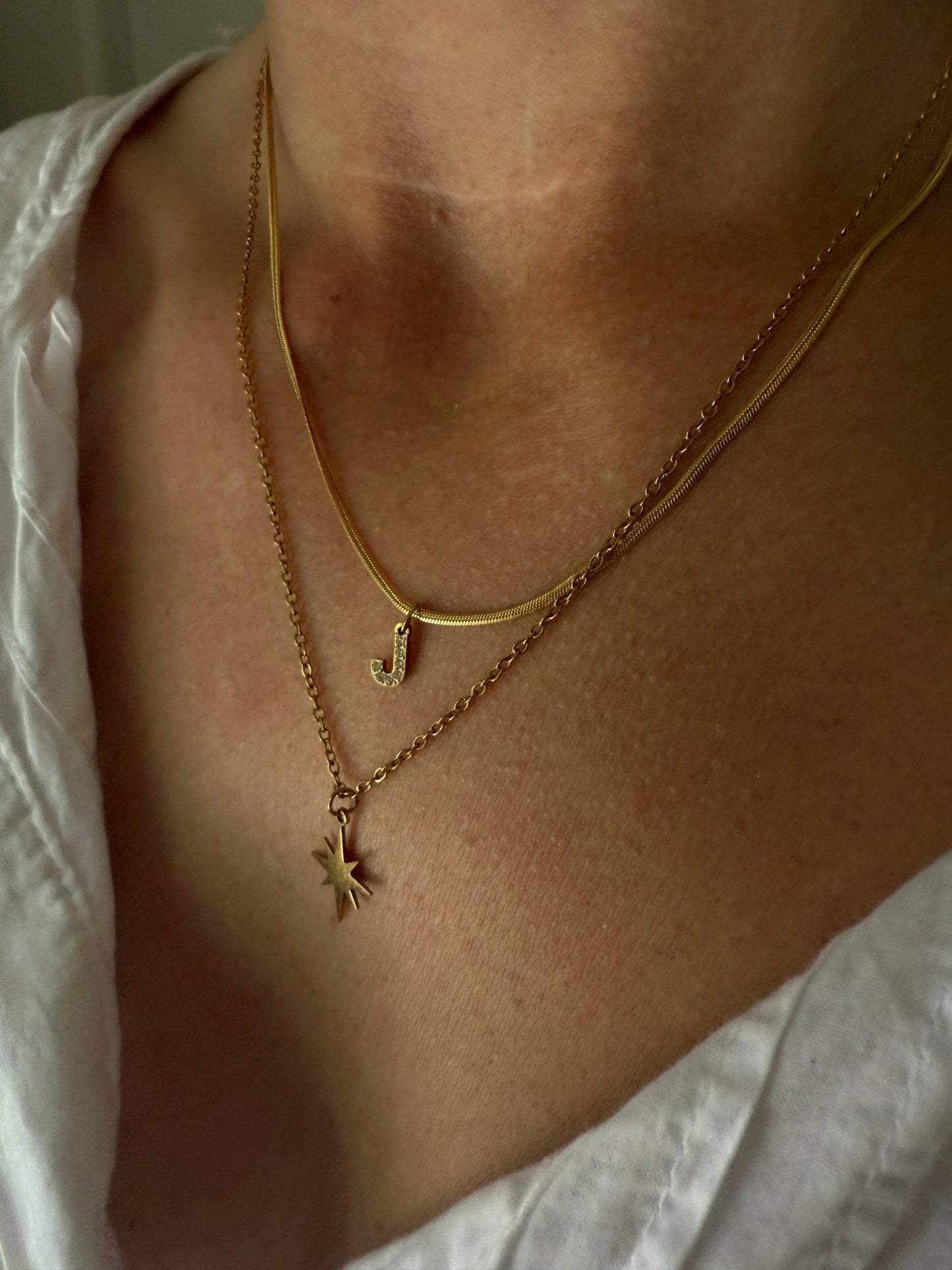 Strassbokstav med ormlänkskedja - Milone Jewelry